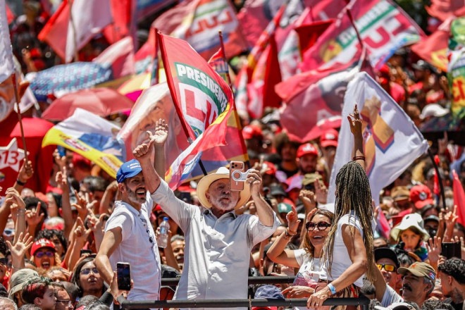 Brasil n&atilde;o ser&aacute; governado por s&oacute;cios do Banco Master, diz Lula em ato