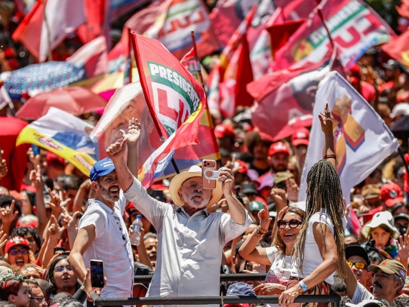 Brasil n&atilde;o ser&aacute; governado por s&oacute;cios do Banco Master, diz Lula em ato