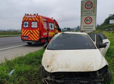 Ve&iacute;culo foi parar no acostamento da rodovia