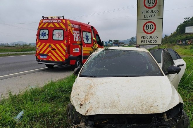 Ve&iacute;culo foi parar no acostamento da rodovia