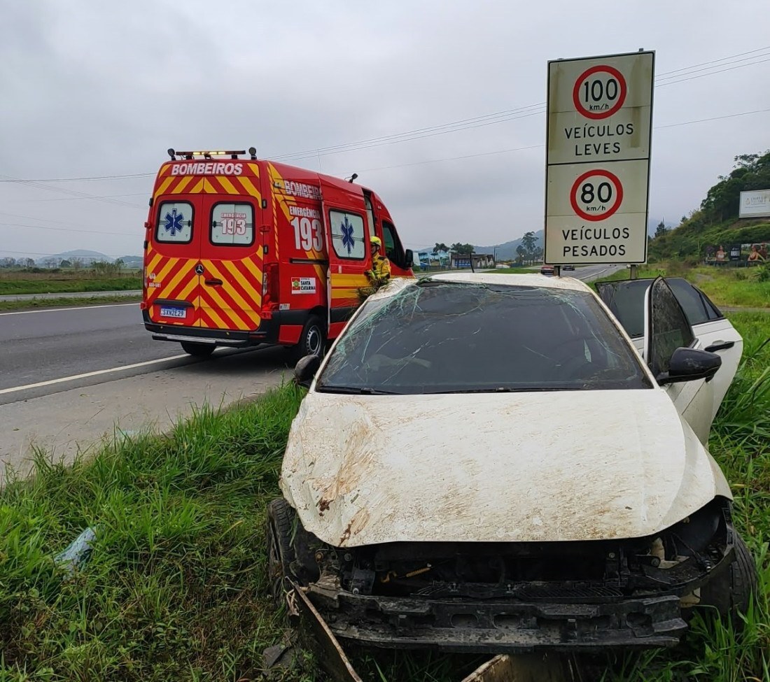 Veículo foi parar no acostamento da rodovia