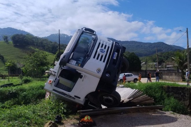 A Prefeitura informou que a instala&ccedil;&atilde;o de um novo Kit de Transposi&ccedil;&atilde;o de Concreto, fornecido pela Secretaria de Estado da Prote&ccedil;&atilde;o e Defesa Civil, j&aacute; estava prevista no planejamento municipal, com in&iacute;cio programado para a pr&oacute;xima semana.

