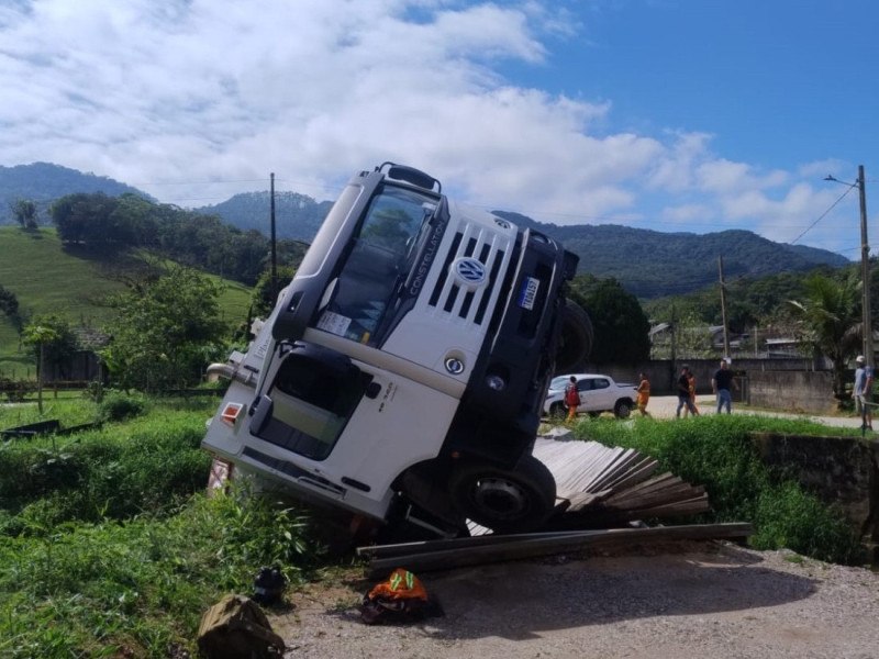 A Prefeitura informou que a instala&ccedil;&atilde;o de um novo Kit de Transposi&ccedil;&atilde;o de Concreto, fornecido pela Secretaria de Estado da Prote&ccedil;&atilde;o e Defesa Civil, j&aacute; estava prevista no planejamento municipal, com in&iacute;cio programado para a pr&oacute;xima semana.

