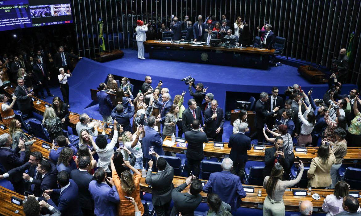 Senado aprova fim da escala 6x1 e redução da jornada de trabalho