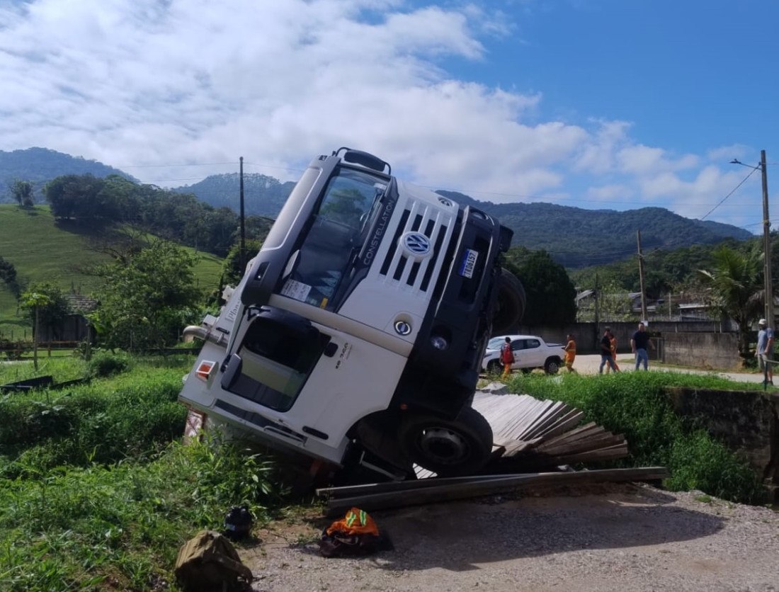 A Prefeitura informou que a instalação de um novo Kit de Transposição de Concreto, fornecido pela Secretaria de Estado da Proteção e Defesa Civil, já estava prevista no planejamento municipal, com início programado para a próxima semana.


