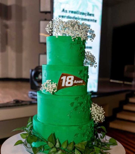Bolo comemorativo aos 18 anos de hist&oacute;ria, da Sicredi Vale Litoral SC