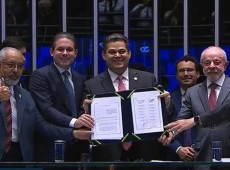 A Proposta de Emenda &agrave; Constitui&ccedil;&atilde;o (PEC) que extingue a escala de trabalho 6x1 foi promulgada nesta sexta-feira (16) pelo Congresso Nacional. A solenidade contou com a presen&ccedil;a do presidente Lula.
