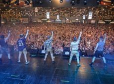 O VoxxClub levou m&uacute;sica, dan&ccedil;a e muita anima&ccedil;&atilde;o &agrave; Oktoberfest Blumenau, reunindo uma multid&atilde;o ao som de sucessos da banda alem&atilde;.