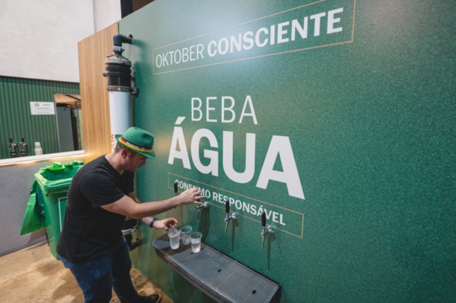 Distribui&ccedil;&atilde;o de &aacute;gua permitiu economizar, de 2023 e 2025, mais de 168 mil garrafas pl&aacute;sticas de &aacute;gua