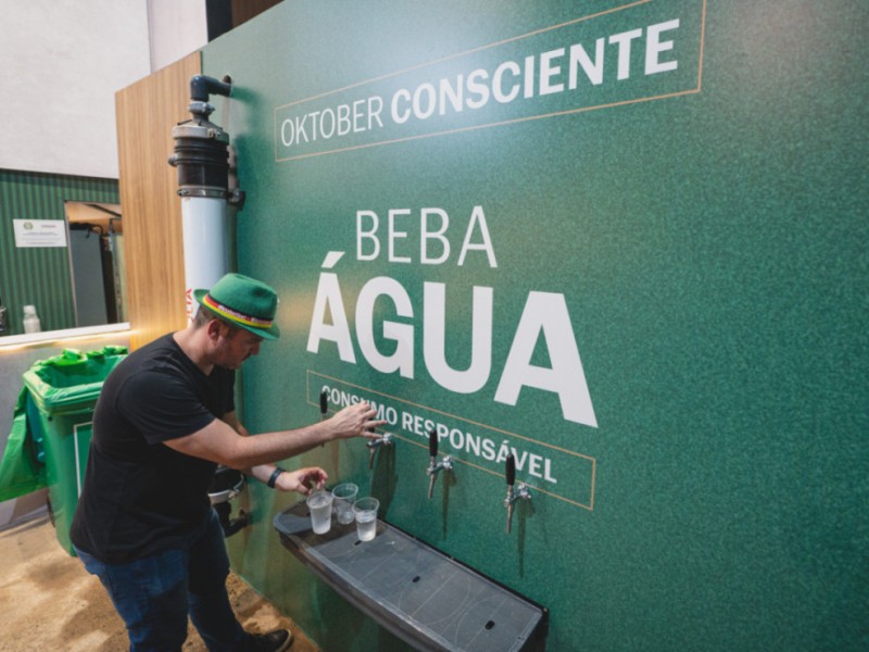 Distribui&ccedil;&atilde;o de &aacute;gua permitiu economizar, de 2023 e 2025, mais de 168 mil garrafas pl&aacute;sticas de &aacute;gua