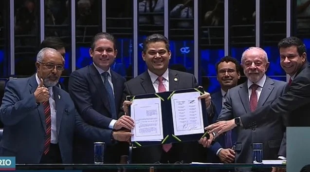 A Proposta de Emenda à Constituição (PEC) que extingue a escala de trabalho 6x1 foi promulgada nesta sexta-feira (16) pelo Congresso Nacional. A solenidade contou com a presença do presidente Lula.
