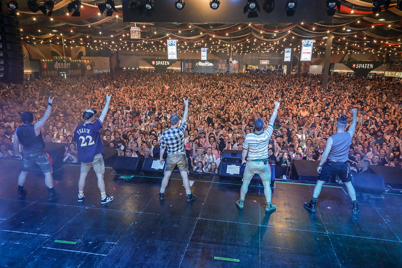 O VoxxClub levou música, dança e muita animação à Oktoberfest Blumenau, reunindo uma multidão ao som de sucessos da banda alemã.