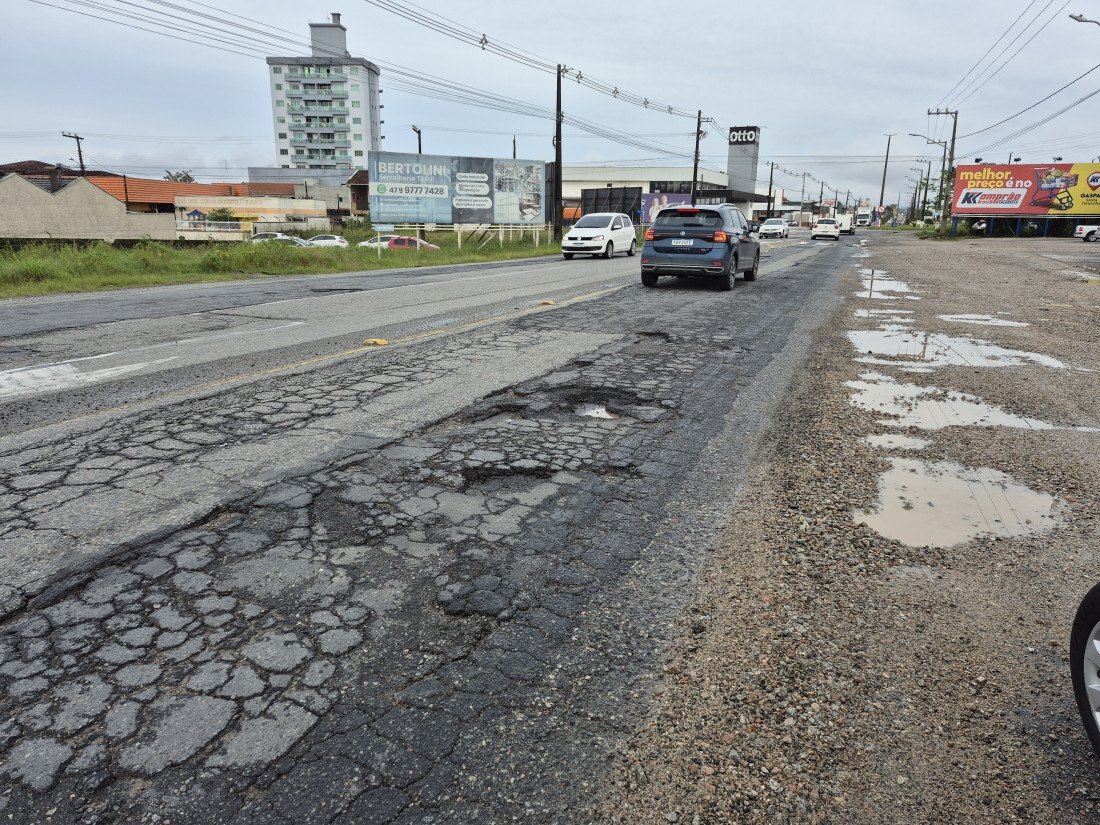 As operações tapa-buraco não têm sido suficiente para garantir segurança aos motoristas que utilizam a via