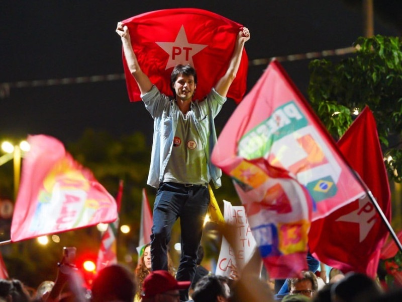 A pra&ccedil;a central da capital foi tomada pelos apoiadores de Lula