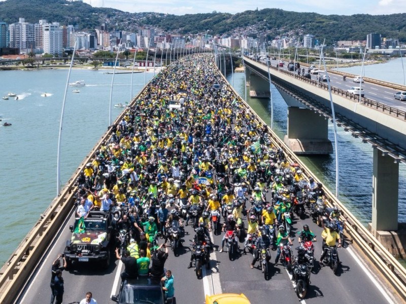 A Ponte Pedro Ivo Campos foi tomada pelos apoiadores de Fl&aacute;vio Bolsonaro