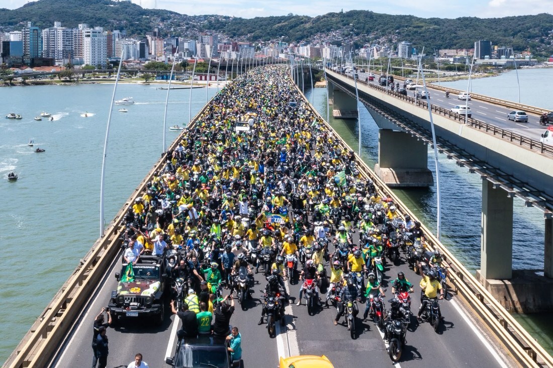 A Ponte Pedro Ivo Campos foi tomada pelos apoiadores de Flávio Bolsonaro