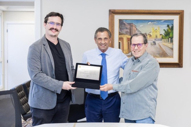 Reconhecimento foi entregue pelo presidente da Alesc, deputado J&uacute;lio Garcia (PSD), em cerim&ocirc;nia que destacou a trajet&oacute;ria da emissora e sua contribui&ccedil;&atilde;o &agrave; comunidade de Gaspar.


