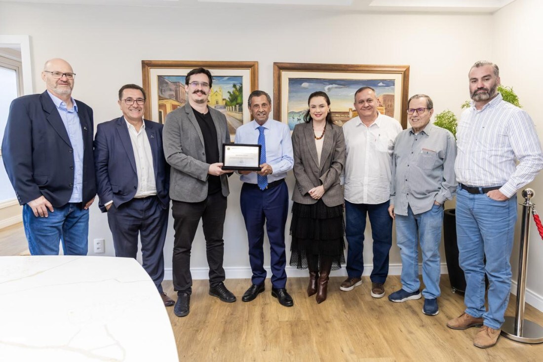 A solenidade contou ainda com a presen&ccedil;a do presidente da Associa&ccedil;&atilde;o dos Jornais do Interior de Santa Catarina (Adjori/SC), Jos&eacute; Roberto Deschamps; do ex-prefeito de Gaspar, Adilson Schmitt; do m&eacute;dico-veterin&aacute;rio Eduardo Zimmermann; e de J.B. Telles, que iniciou sua carreira no r&aacute;dio em 1961, na antiga R&aacute;dio Clube de Gaspar. 