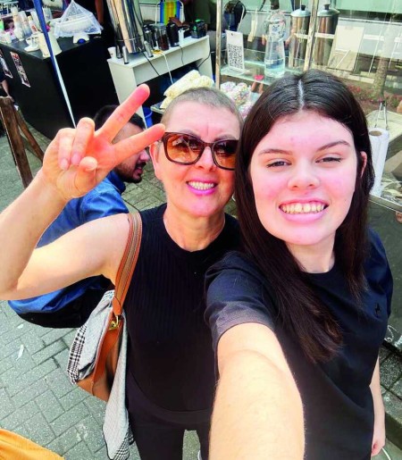 Com a filha e a not&iacute;cia mais aguardada: a da cura