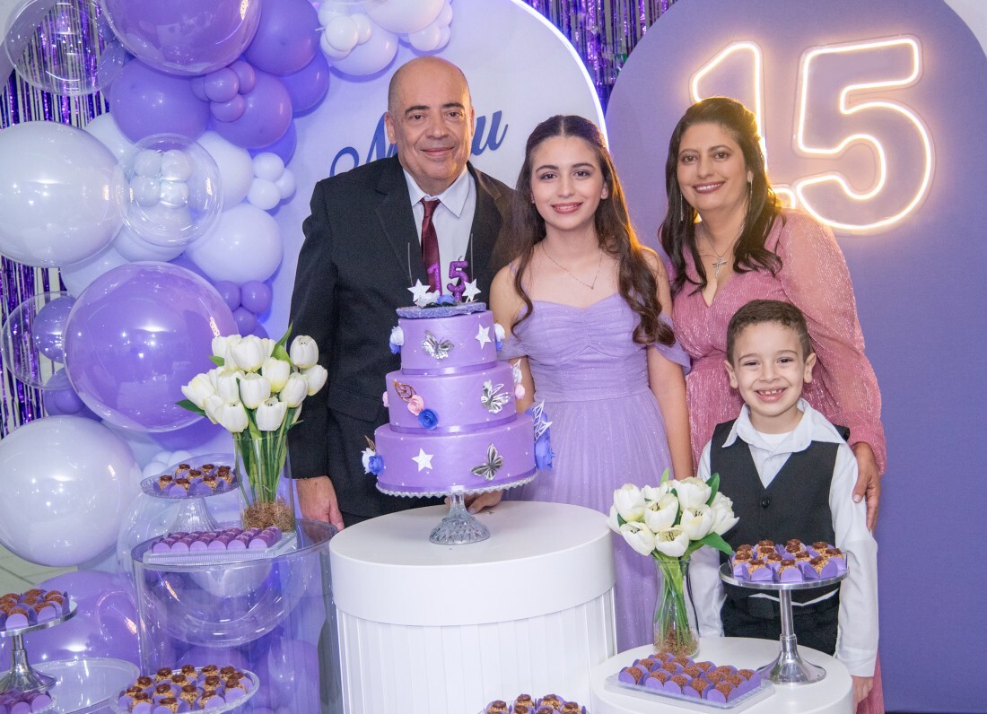 Aniversariante Manuella, ao lado dos pais, Marcelo Machado e Leticia, e do irm&atilde;o Leonardo