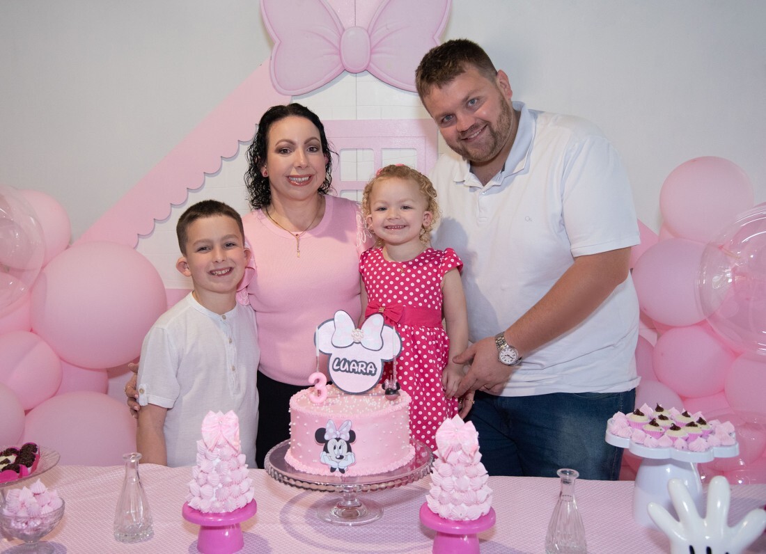 Aniversariante Luara, ao lado dos pais, Noar Hostins Mabba e Matheus, e do irm&atilde;o Heitor.
