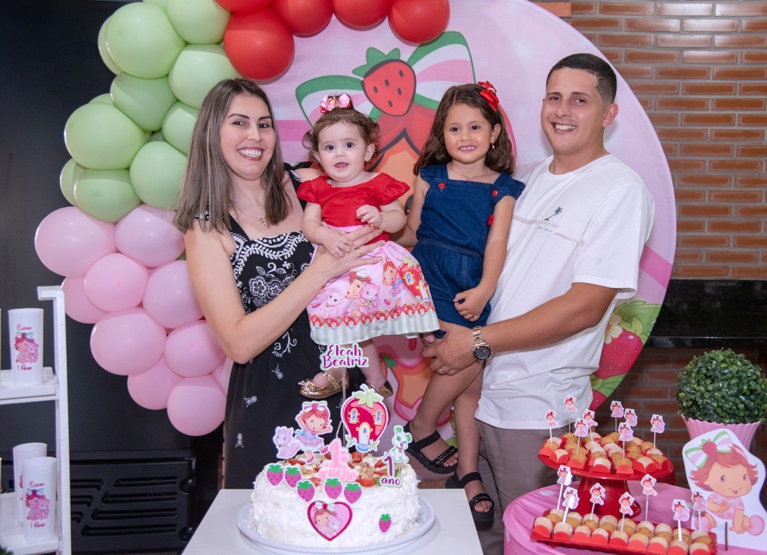 A pequena aniversariante, Eloah Beatriz, ao lado dos pais, Ana Paula e Sidney, e da irm&atilde;, Maria Luiza