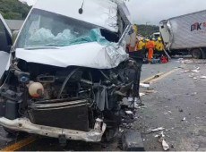 Motorista da van foi encaminhado ao hospital com ferimentos e quadro cl&iacute;nico est&aacute;vel