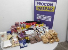 Durante a a&ccedil;&atilde;o, foram encontrados cerca de 100 produtos com prazo de validade vencido em um dos estabelecimentos fiscalizados.