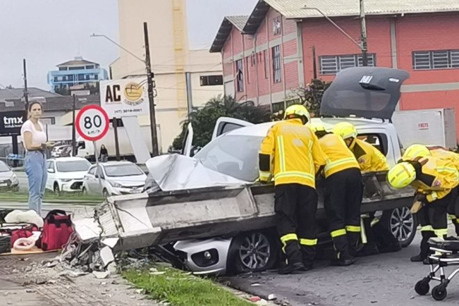 Bombeiros trabalharam para a retirada da motorista que ficou presa no interior do ve&iacute;culo