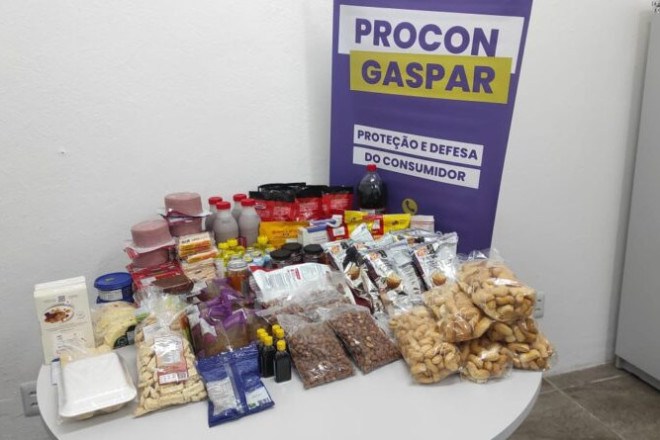 Durante a a&ccedil;&atilde;o, foram encontrados cerca de 100 produtos com prazo de validade vencido em um dos estabelecimentos fiscalizados.
