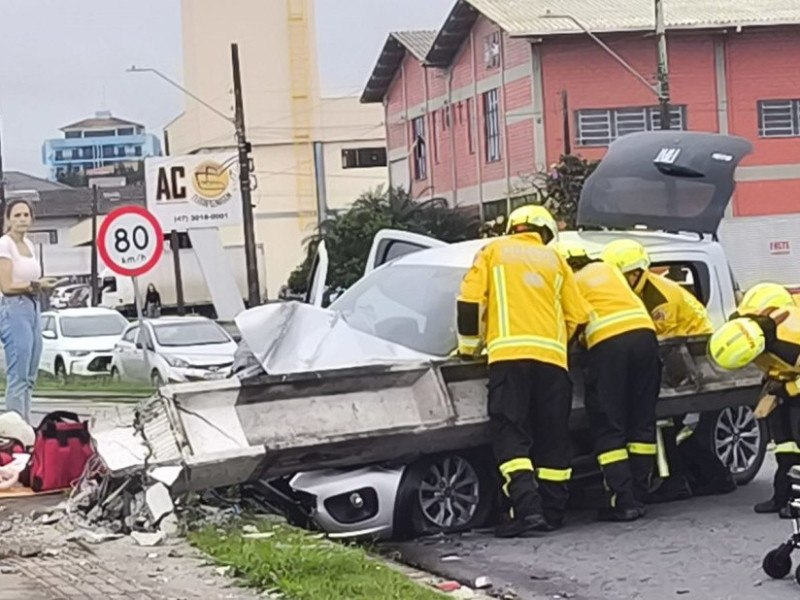 Bombeiros trabalharam para a retirada da motorista que ficou presa no interior do ve&iacute;culo