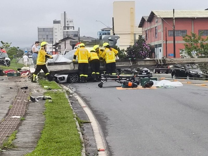 Equipe do CBMSC trabalha para a retirada da v&iacute;tima