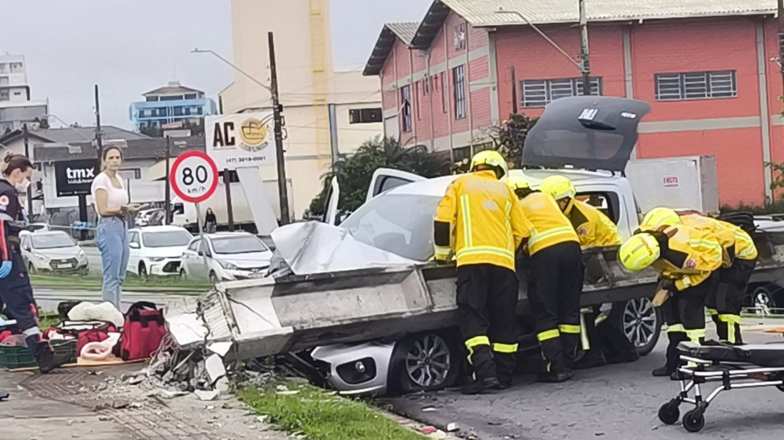 Bombeiros trabalharam para a retirada da motorista que ficou presa no interior do veículo