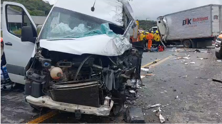 Motorista da van foi encaminhado ao hospital com ferimentos e quadro clínico estável