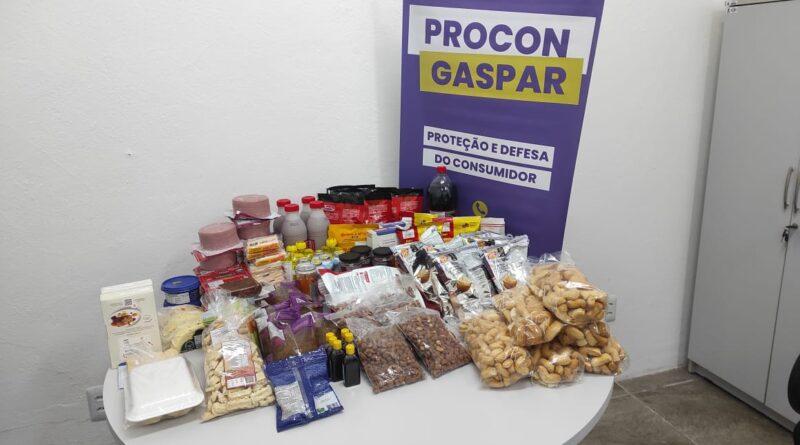 Durante a ação, foram encontrados cerca de 100 produtos com prazo de validade vencido em um dos estabelecimentos fiscalizados.