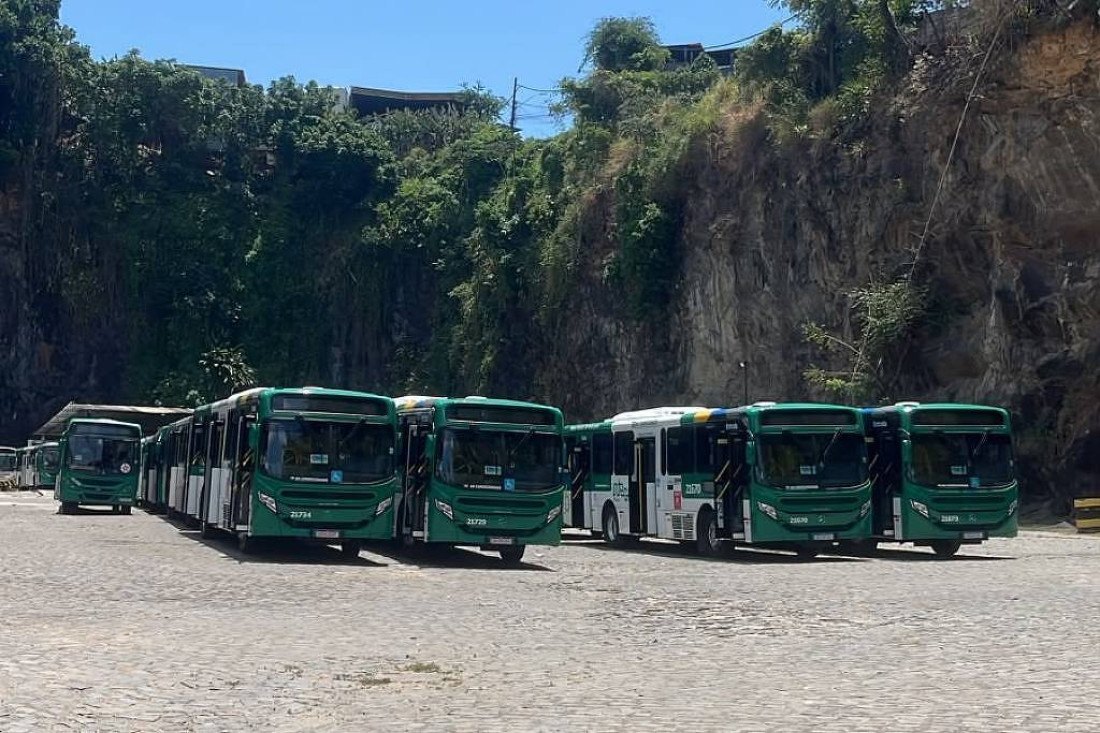 ônibus parados em garagem de empresa em Salvador neste domingo (25)