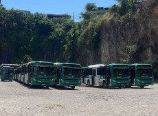 &ocirc;nibus parados em garagem de empresa em Salvador neste domingo (25)