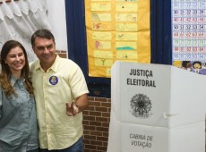 Ao votar no Rio de Janeiro, Fl&aacute;vio diz que representa a mudan&ccedil;a