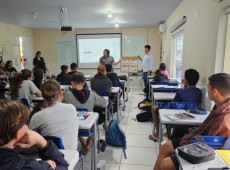 O plano de a&ccedil;&atilde;o est&aacute; organizado em tr&ecirc;s pilares: pedag&oacute;gico-pr&aacute;tico, institucional e de monitoramento.