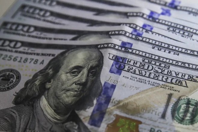 Mercado abriu com forte alta da moeda norte-americana