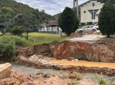 Nova ponte na Rua Greg&oacute;rio Schmidt, no Gaspar Alto