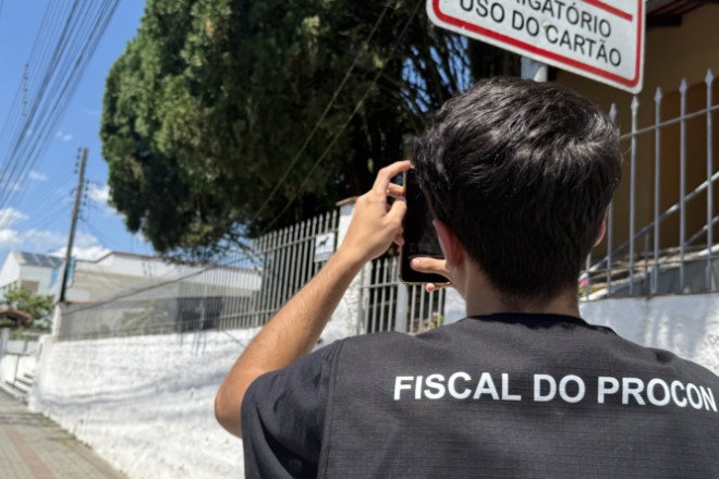 Mutir&atilde;o para retirar fios irregulares dos postes