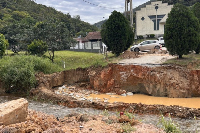 Nova ponte na Rua Greg&oacute;rio Schmidt, no Gaspar Alto
