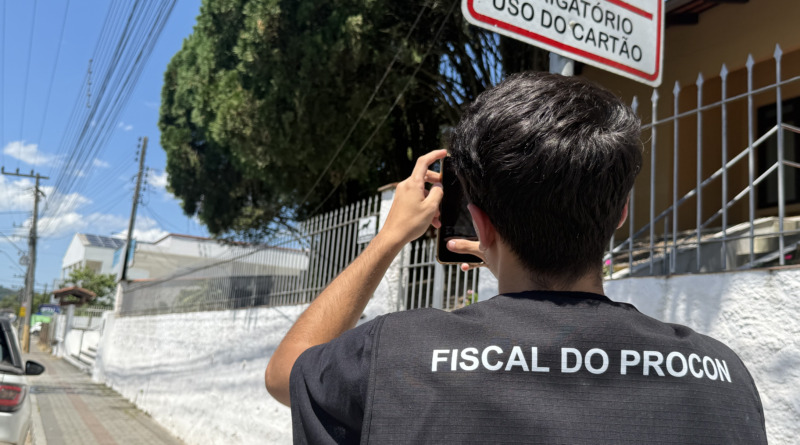 Mutirão para retirar fios irregulares dos postes