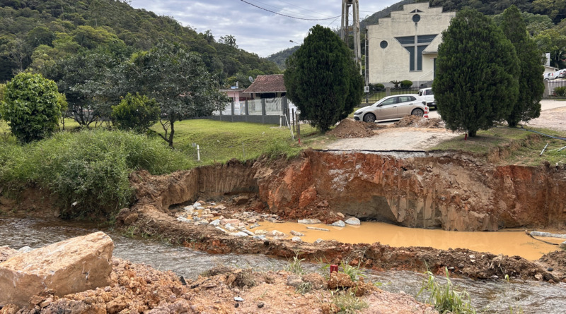Nova ponte na Rua Gregório Schmidt, no Gaspar Alto