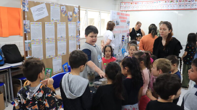 A iniciativa busca valorizar as experiências pedagógicas desenvolvidas nas unidades escolares, incentivando a pesquisa, a criatividade, a inovação e o protagonismo dos estudantes.