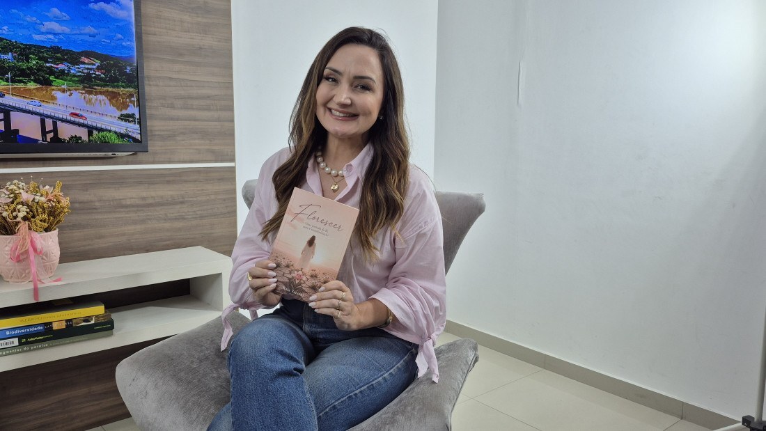 Rafa Vancini com seu livro Florescer