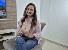 Rafa Vancini com seu livro Florescer