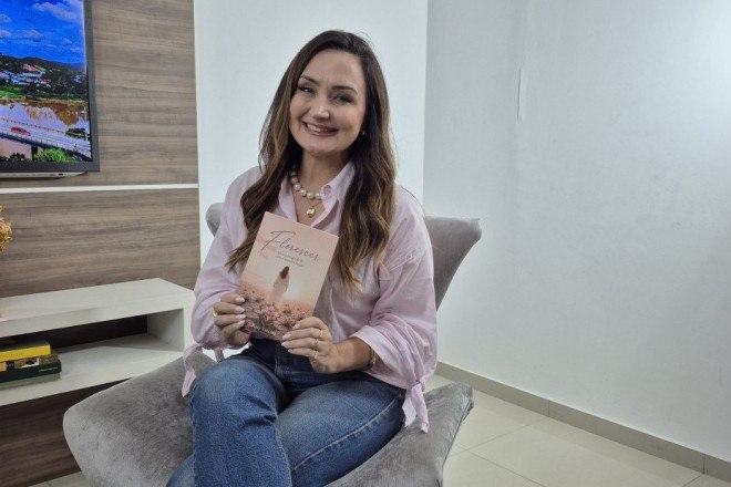 Rafa Vancini com seu livro Florescer