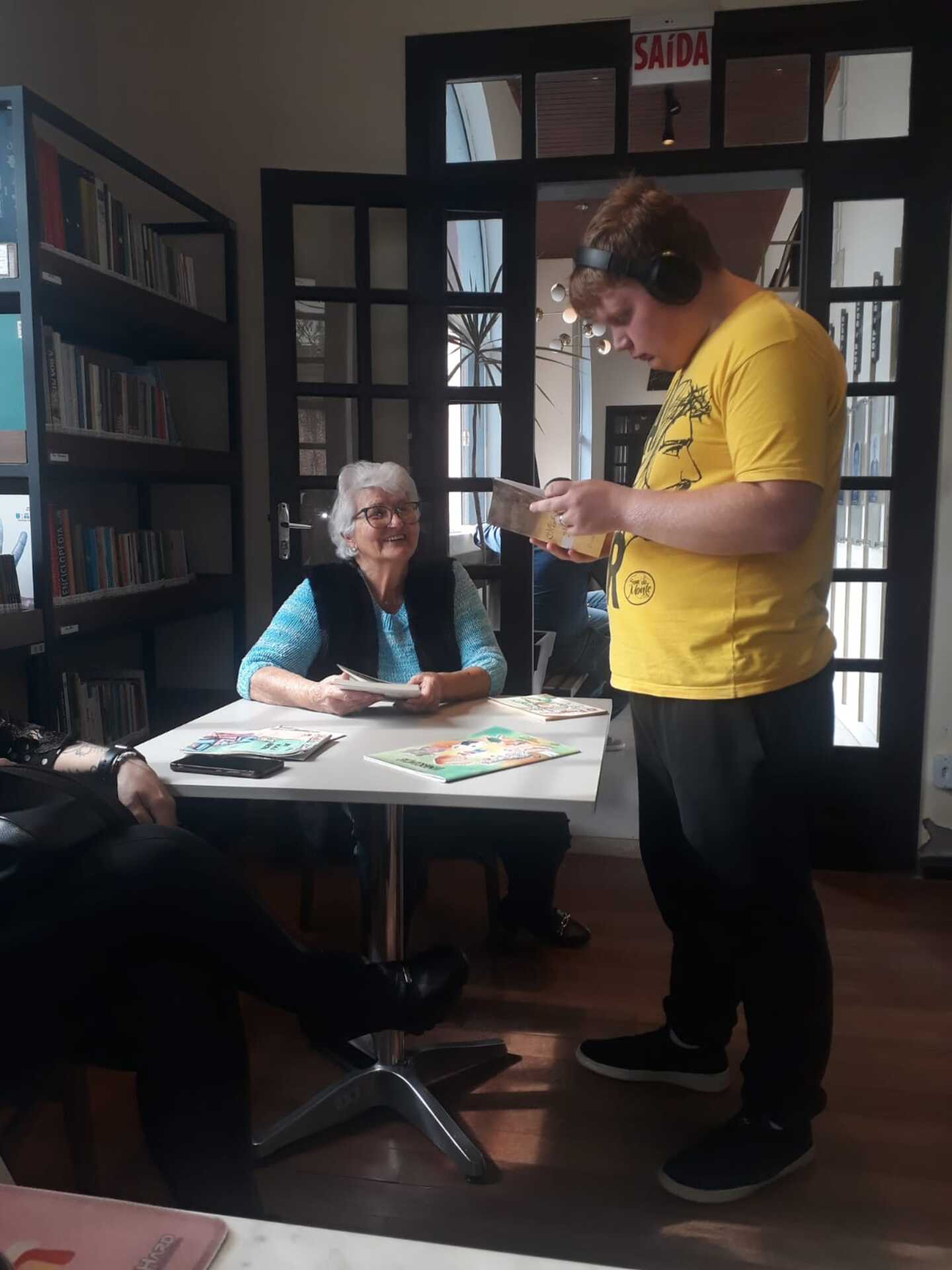 Davina autografou seus dois livros